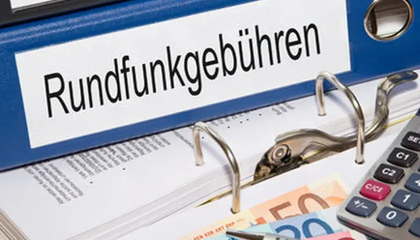 Ordner mit "Rundfunkgebühren" beschriftet. Geld und Taschenrechner liegen daneben. Antrag auf **gez befreiung wohngeld** möglich.