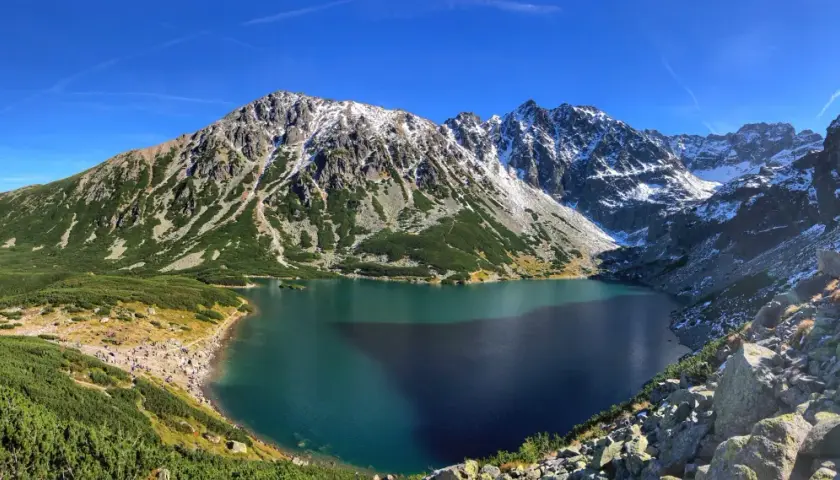 Tatry jesienią: Morskie Oko i szczyty pokryte śniegiem. Idealne miejsce na najpiękniejsze szlaki w Tatrach dla początkujących.