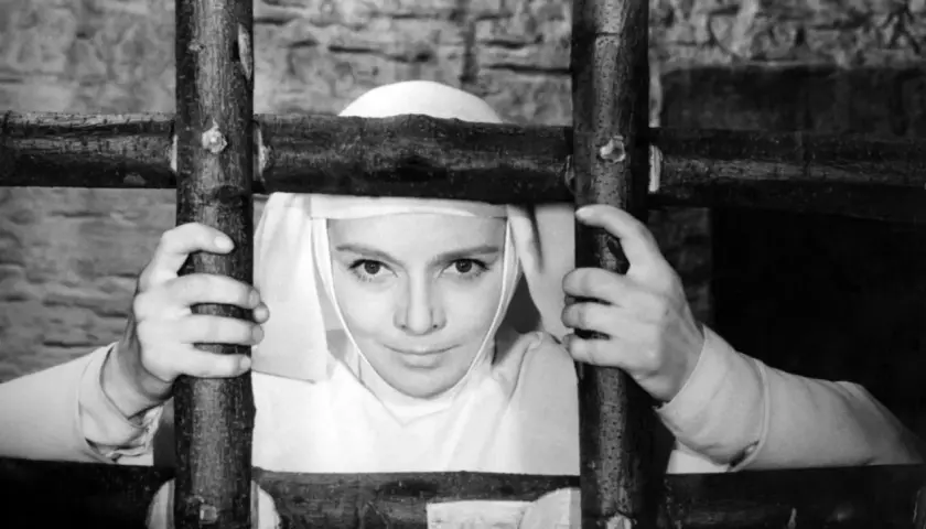 Młoda zakonnica za kratami, scena z jednego z najlepszych starych polskich filmów.