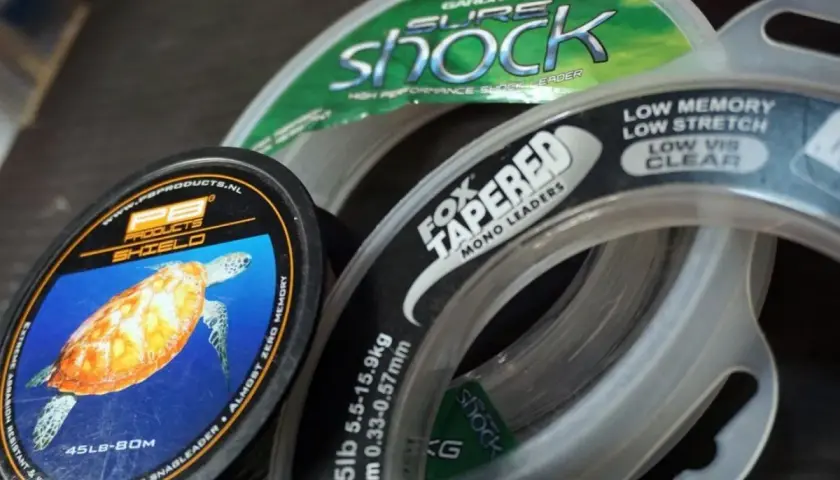 Zwoje żyłek wędkarskich: PB Products Shield z żółwiem, Fox Tapered Mono Leaders i Gardner Sure Shock.
