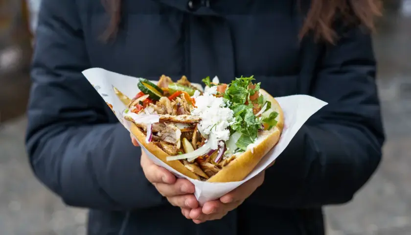 Jak się pisze kebab czy kebap? Odkryj poprawną pisownię w polskim