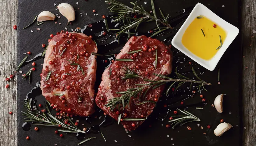 Jak przygotować dziczyznę do pieczenia, by była soczysta i aromatyczna