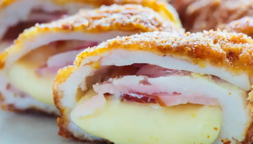 Cordon bleu croustillant, garni de jambon et de fromage fondant. Un délice à savourer !