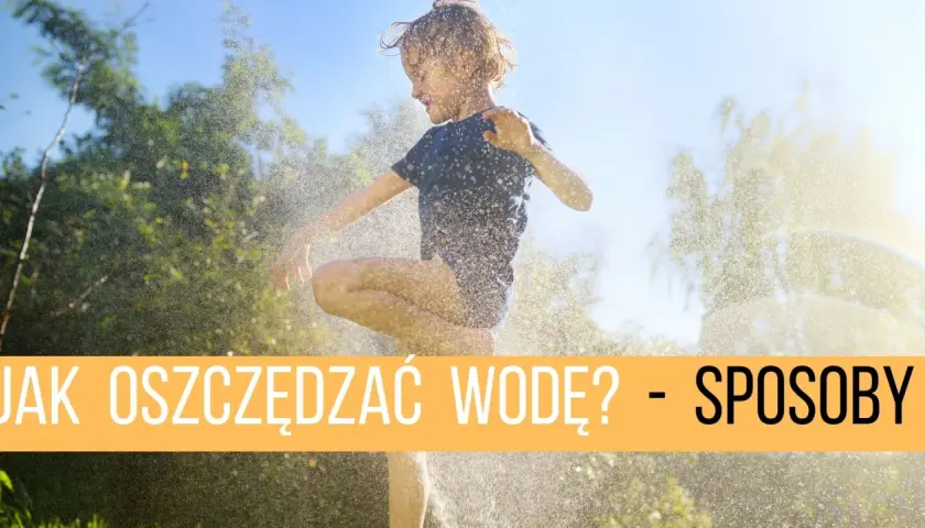 Dziecko cieszy się wodą, przypominając, dlaczego warto oszczędzać wodę.
