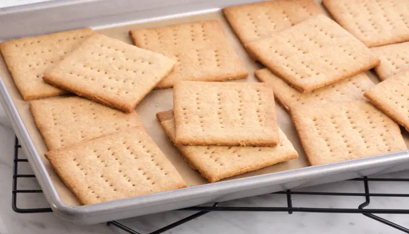Galletas cuadradas con agujeros, perfectas como graham crackers equivalente en España para postres.