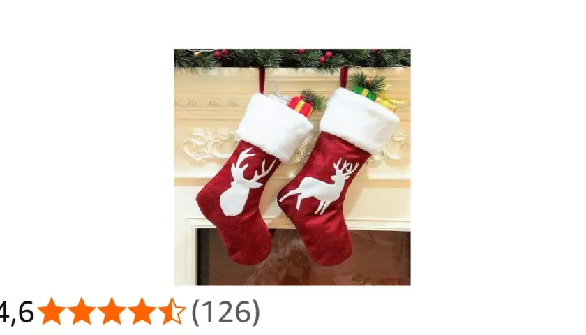 Due calze di Natale rosse con renne bianche, pronte per essere riempite di regali.