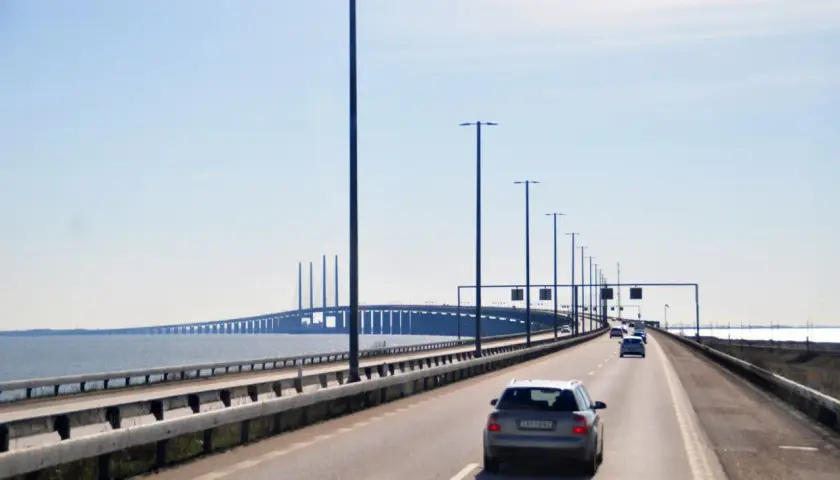 Jadąc mostem Malmo Kopenhaga, mijamy rzędy latarni i inne samochody.