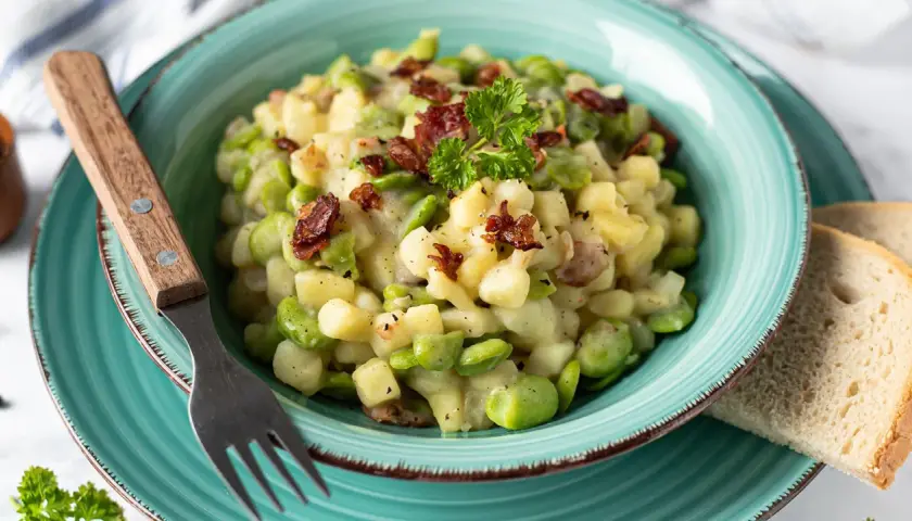 Ein leckeres Gericht mit dicken Bohnen und Kartoffeln, garniert mit knusprigem Speck. Perfekt als schnelles Mittagessen oder als Beilage. Dieses dicke Bohnen Rezept ist einfach zuzubereiten.