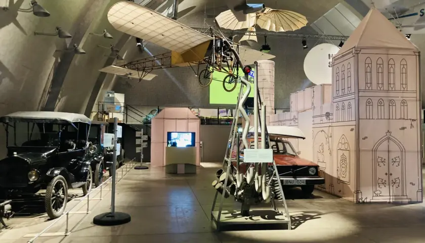 På tekniska museet visas gamla bilar, ett flygplan och en motor.