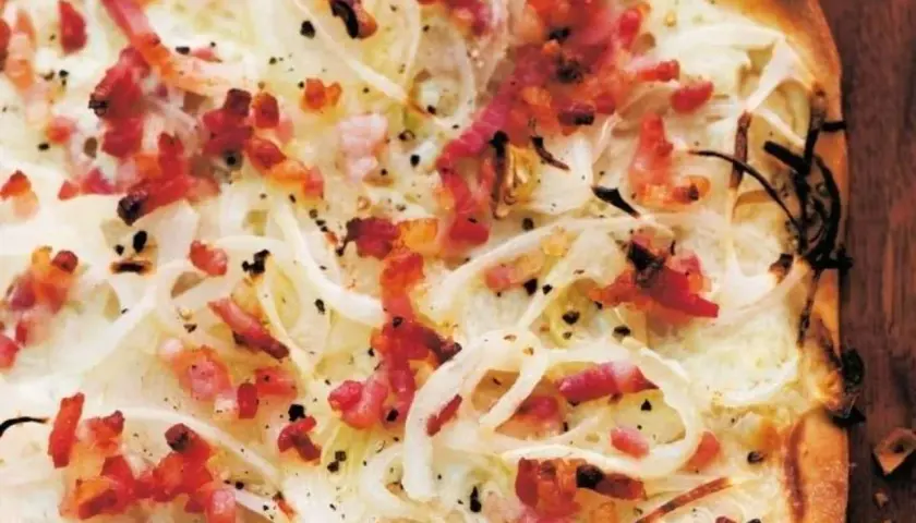 Flammkuchen machen: knuspriger Teig mit Zwiebeln, Speck und einer cremigen Basis. Perfekt zum Teilen!