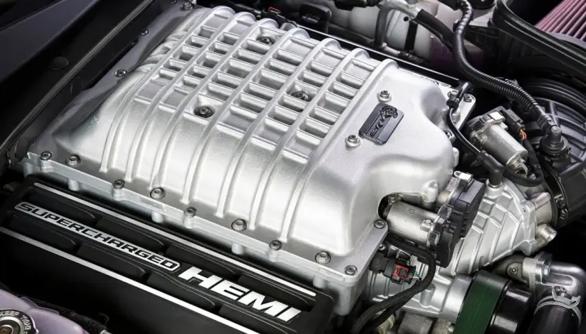 Silnik Hellcat z napisem "SUPERCHARGED HEMI" i emblematem rysia.