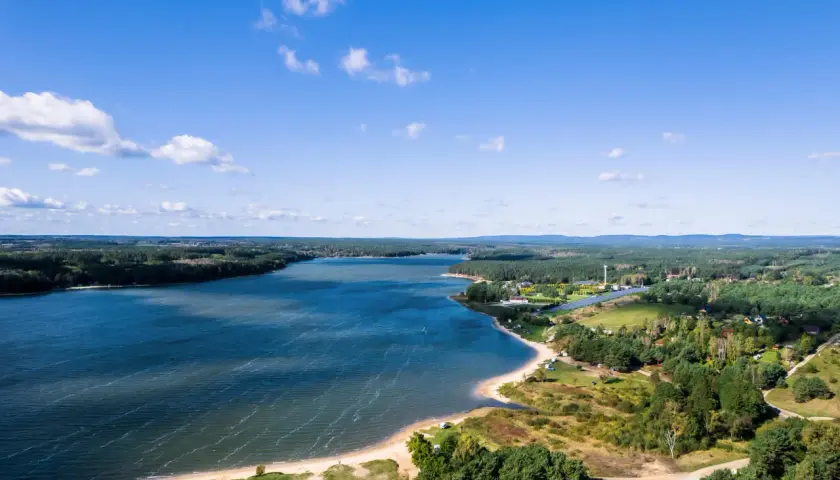 Malownicze jezioro otoczone lasami, z piaszczystą plażą i zabudowaniami. Chańcza atrakcje oferuje dla miłośników natury i wypoczynku.