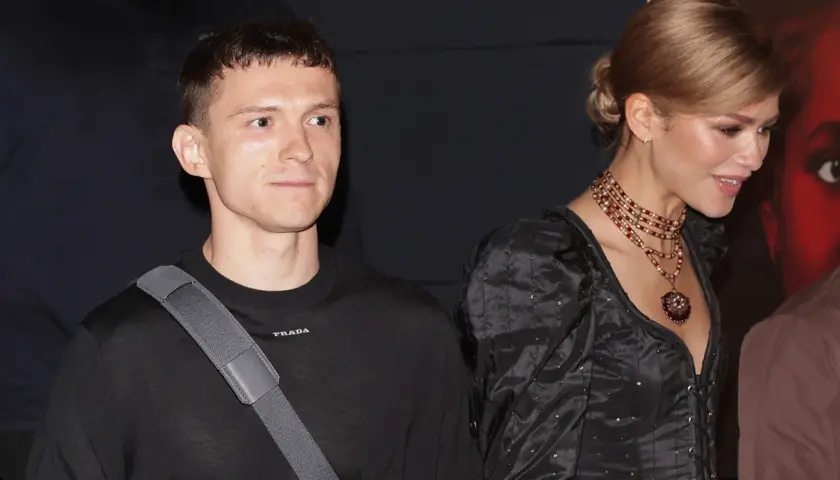 Zendaya i Tom Holland na premierze. Tom w czarnej bluzie Prada, Zendaya w eleganckiej czarnej sukni z naszyjnikiem.