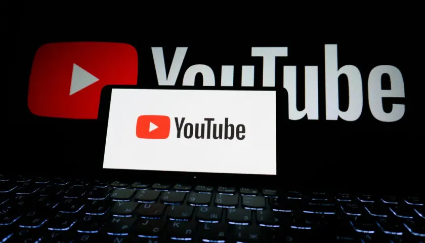 Logo YouTube na ekranie laptopa, podświetlana klawiatura. Zastanawiasz się, ile zarabia youtuber?