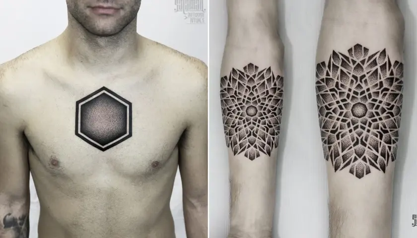 Geometryczny, czarny tatuaż na klatce piersiowej mężczyzny w kształcie heksagonu. Obok, tatuaż na przedramieniu w stylu dotwork, przypominający mandalę. To sztuka vegan tattoo.