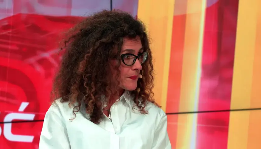 Aleksandra Pawlicka, z burzą kręconych włosów i okularami, opowiada o swoich dzieciach na tle kolorowego studia.