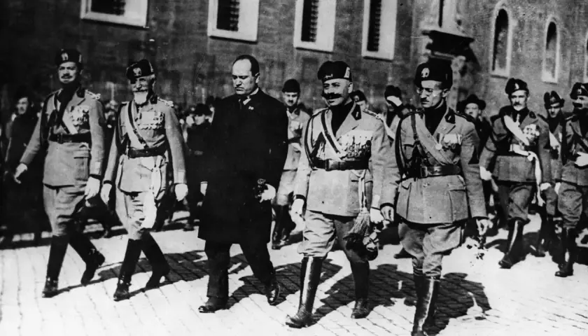 Mussolini und seine Anhänger marschieren auf Rom.