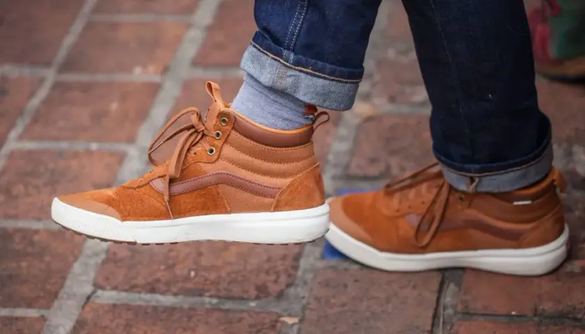 Podwijanie nogawek jeansów - Stylowy trick na modny look!