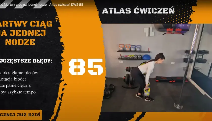 Kobieta wykonuje martwy ciąg na jednej nodze z kettlebell. Na ekranie tytuł ćwiczenia i lista błędów.