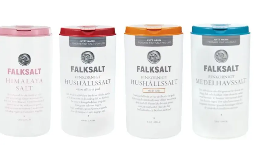 Fyra burkar Falksalt: en med rosa lock för äkta himalayasalt, en med rött lock för hushållssalt utan jod, en med orange lock för hushållssalt med jod och en med blått lock för medelhavssalt.