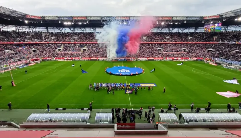 Oprawa meczu Górnik Zabrze – Cracovia: dym w barwach klubowych, zawodnicy na murawie i pełne trybuny.