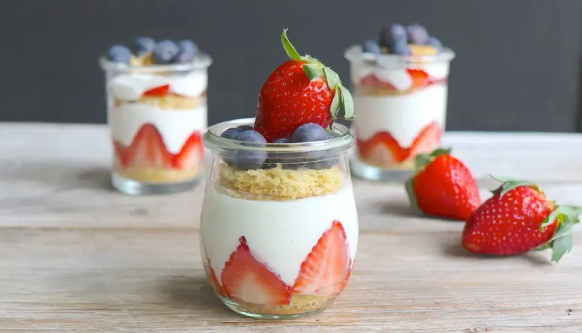 Erdbeeren-Dessert im Glas mit Joghurt und Blaubeeren, eine köstliche low carb Option.