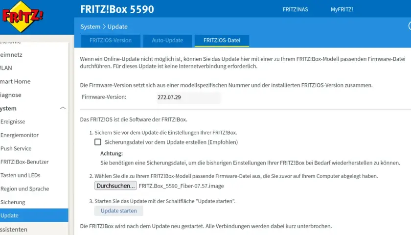 FRITZ!Box 5590: Update-Seite zeigt, wie man die Firmware manuell austauscht. Sicherung empfohlen.