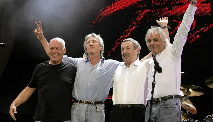 Czterech członków Pink Floyd: David Gilmour, Roger Waters, Richard Wright i Nick Mason, świętuje na scenie. Historia zespołu Pink Floyd w składzie.