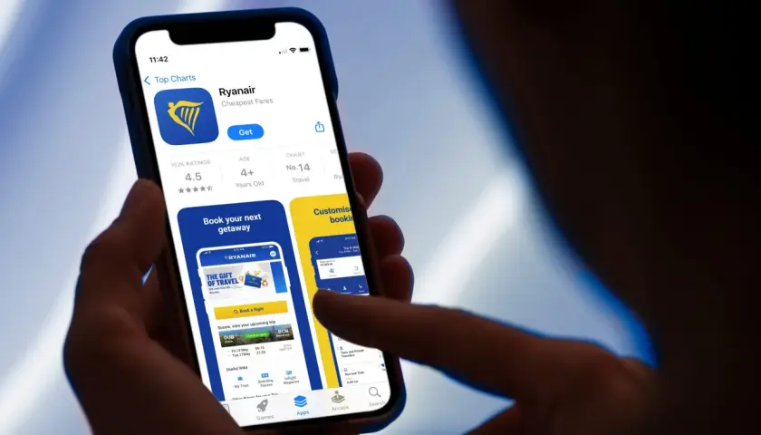 Aplikacja Ryanair na telefonie. Czy trzeba drukować kartę pokładową Ryanair? Sprawdź w aplikacji, czy jest to konieczne.