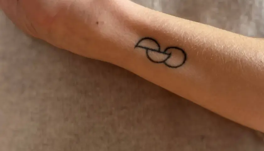 Ein feines Tattoo auf dem Unterarm symbolisiert Hoffnung und Leben. Dieses Organ-Spende-Tattoo ist ein Zeichen der Großzügigkeit.
