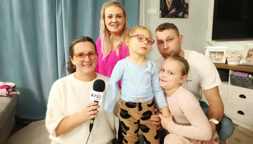 Rodzina Tomasza Biernackiego: żona z mikrofonem, dwie córki i on sam.