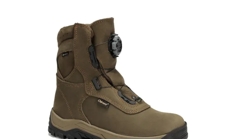 Brązowe buty do chodzenia po lesie z systemem BOA i membraną Gore-Tex. Solidna podeszwa Vibram zapewnia przyczepność.