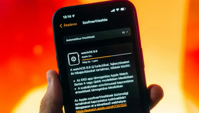 Na ekranie telefonu widać aktualizację watchOS 8.6. Sterownik systemu jest gotowy do instalacji.