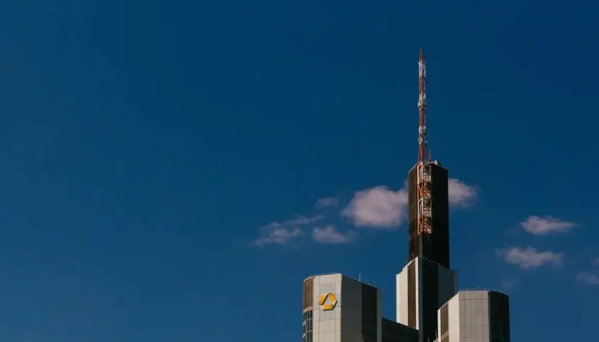 Commerzbank-Hochhaus im blauen Himmel. Die Negativzinsen der Commerzbank sind ein Thema, das viele Sparer beschäftigt.
