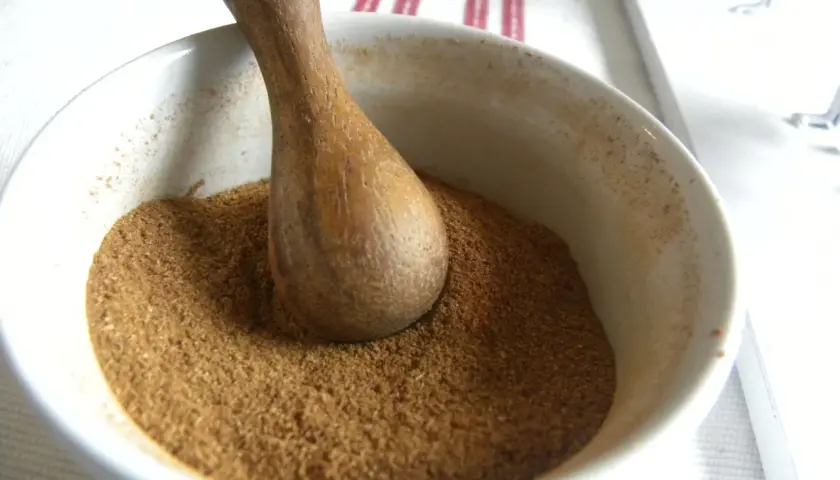 En mortel med en trästövel fylld med egen pepparkakskrydda. Doften av jul sprider sig.