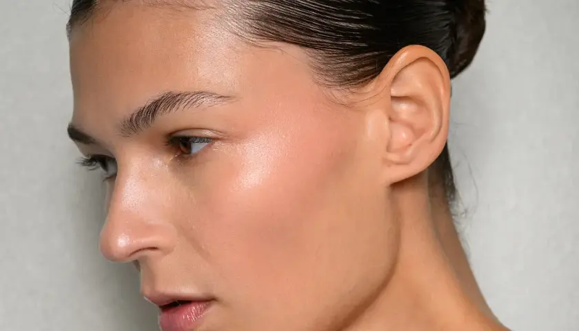 Perfil de mujer con peinados media melena modernos, piel luminosa y maquillaje sutil.