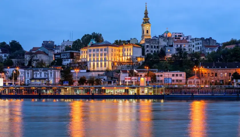 Wieczorny widok na Belgrad, Serbię, z rzeką i oświetlonymi budynkami. Warto zobaczyć w Serbii!