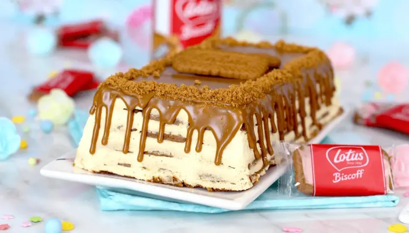 Deliciosa tarta de la abuela con galletas Lotus Biscoff, cubierta de chocolate y caramelo. ¡Un postre irresistible!