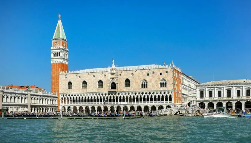 Le Palais des Doges à Venise, avec sa tour emblématique. Une visite du palais est une expérience inoubliable.