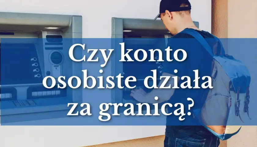Mężczyzna z plecakiem przy bankomacie. Czy konto osobiste działa za granicą?