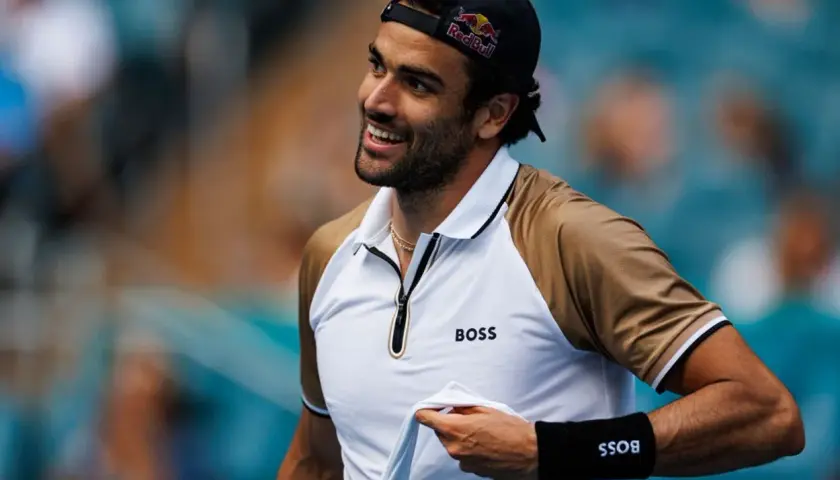 Uśmiechnięty Matteo Berrettini w czapce z daszkiem i koszulce z logo BOSS.