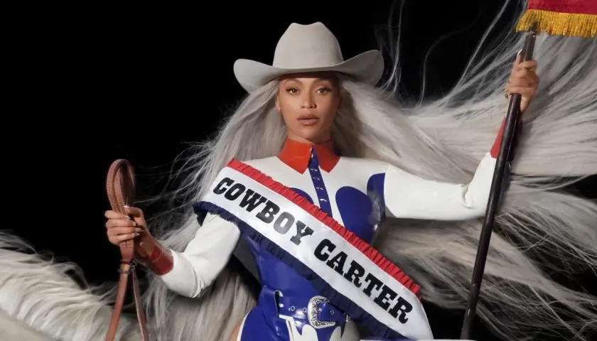 Beyoncé jako Cowboy Carter, gotowa na grammy 2026 nominacje, na białym koniu z długą, siwą grzywą.