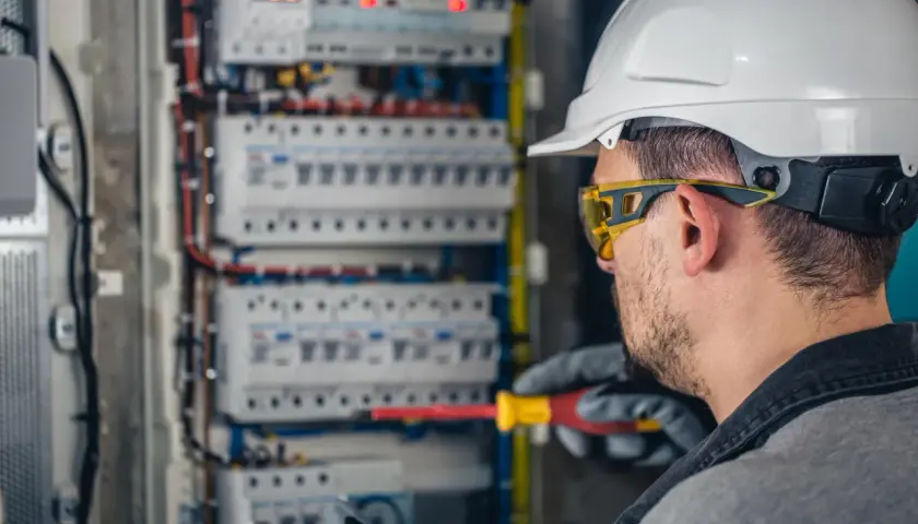 Zarobki elektryka po zawodówce: Od 4800 do 12000 zł brutto?
