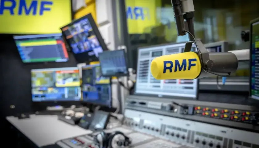 Mikrofon z logiem RMF FM w studiu radiowym, gotowy do transmisji. Może to być zapowiedź kolejnej edycji loterii RMF FM.