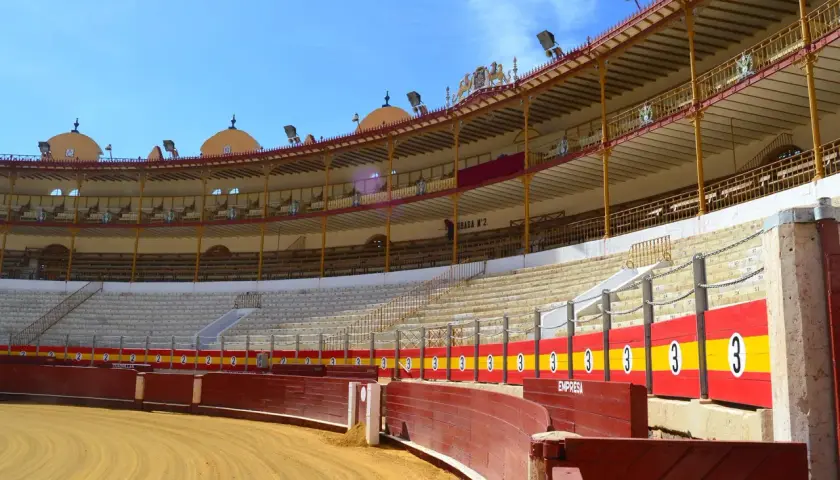 La grada de la plaza de toros, vacía y bajo un cielo azul, espera la emoción.
