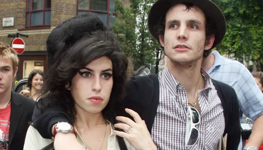 Amy Winehouse z mężem Blake'iem Fielderem-Civilem na ulicy.