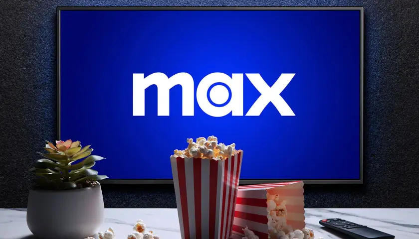Telewizor z logo Max, popcorn i pilotem.