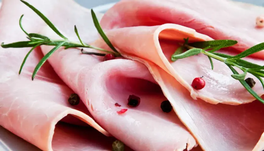 Fines tranches de jambon charcuterie, garnies de romarin et de grains de poivre rose. Un délice pour les yeux et les papilles.