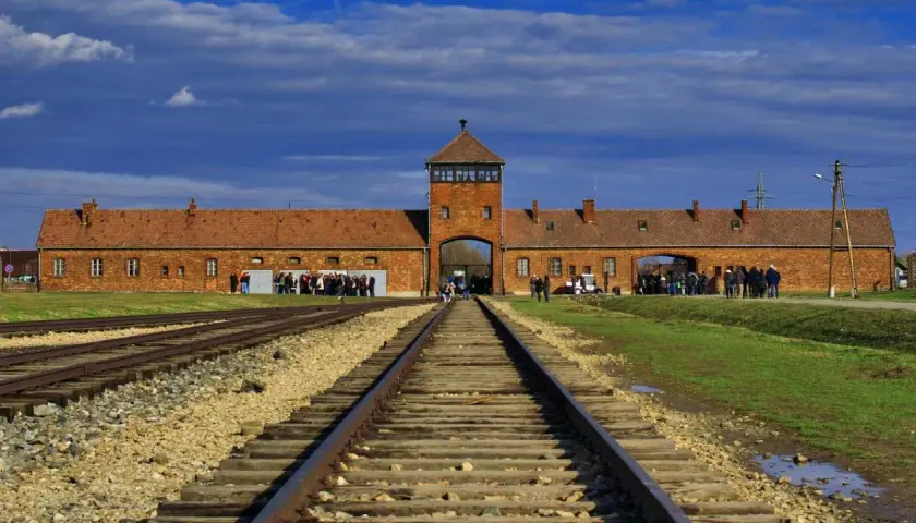 Brama obozowa Auschwitz, tory kolejowe prowadzące do niej. Informacje o auschwitz bilety cennik.