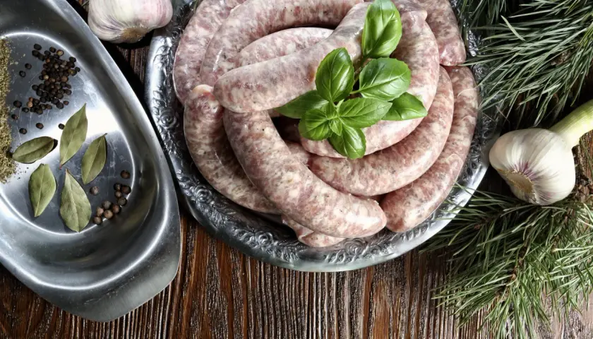 Biała kiełbasa idealna: parzenie krok po kroku. Nigdy więcej pękania!
